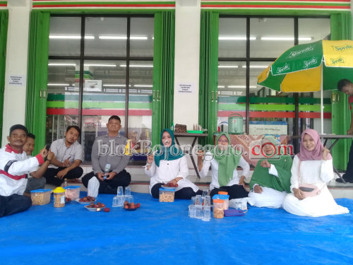Coblosan,  Kader NU Bagi-Bagi Mamin Gratis